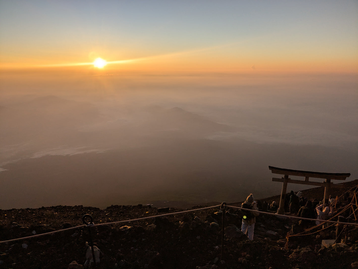 混雑回避のスマート富士登山ツアー2日間 登山ガイド同行・富士宮ルート★レンタルプルダウンに金額記載★ (コピー)